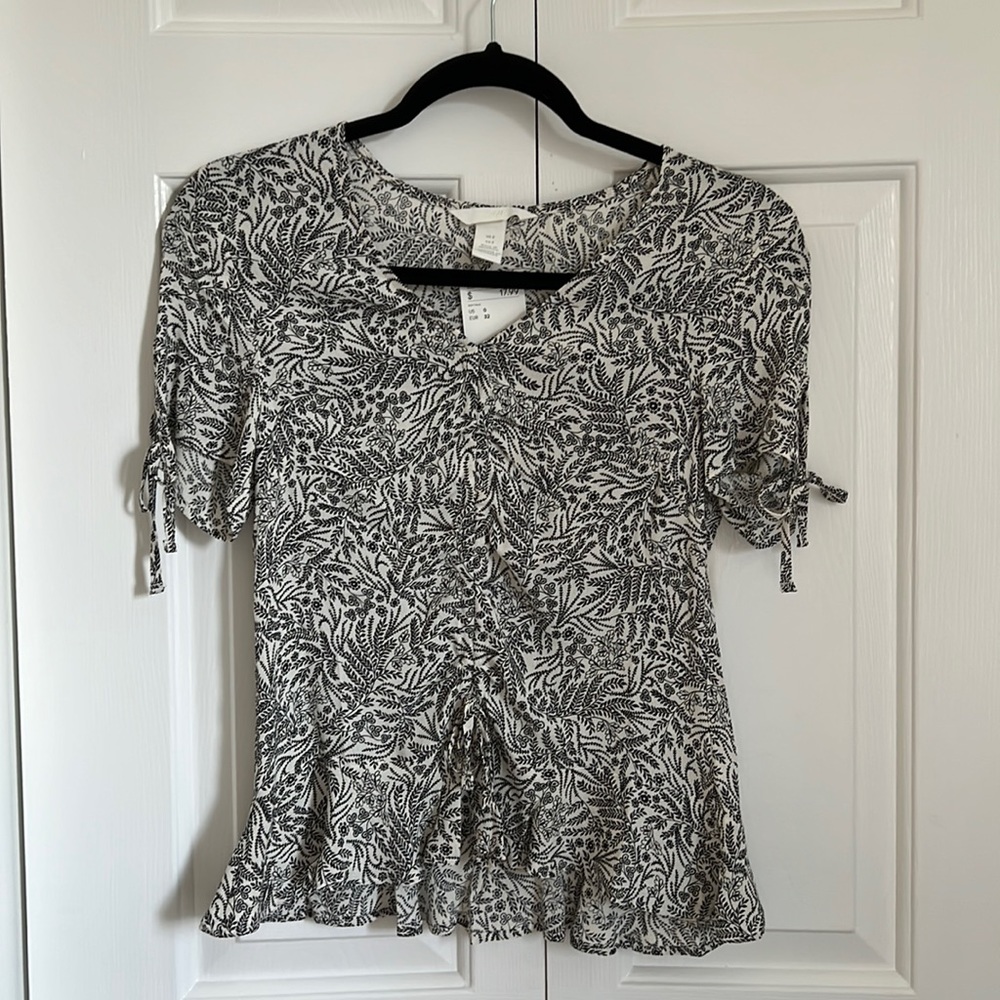 H&M 0 black and white design short sleeve blouse